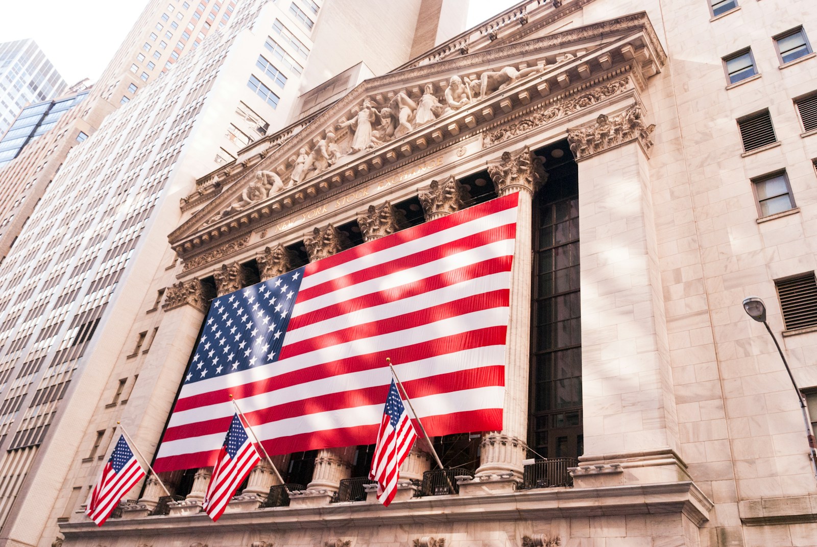 Powell Faces Challenging 2025 as Fed Navigates Economic Pressures