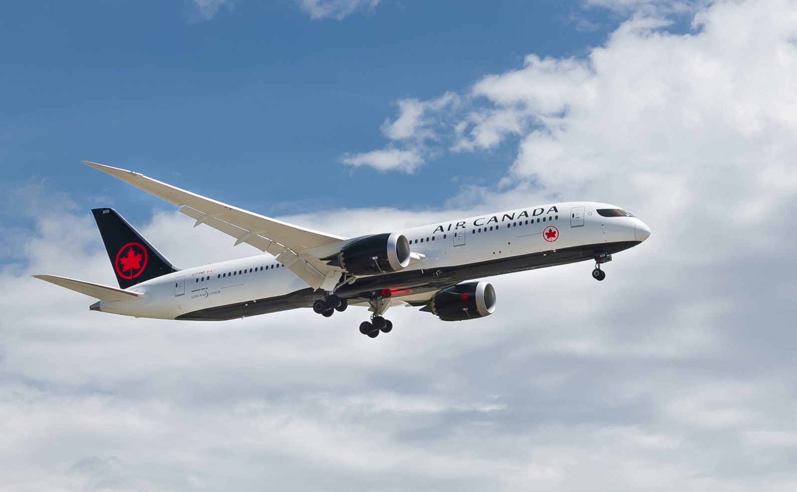 Air Canada to Lock Out Flight Attendants After Strike Vote