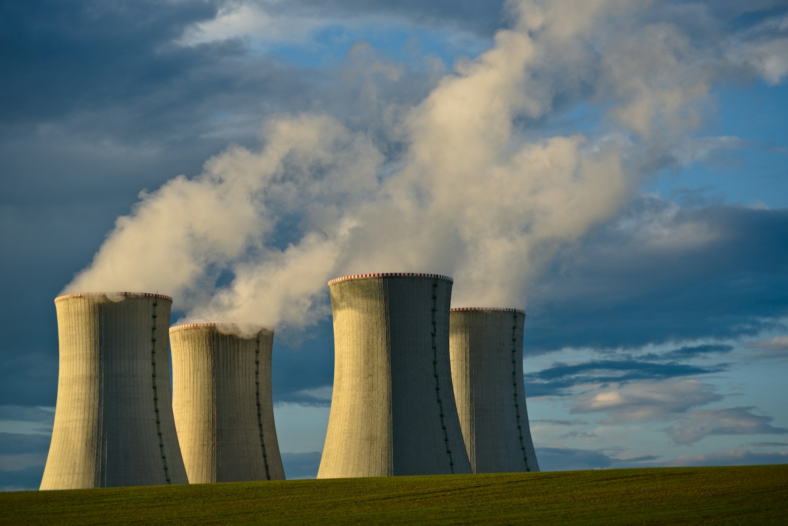 Rolls-Royce CEO Eyes Nuclear Deals for AI Power Needs