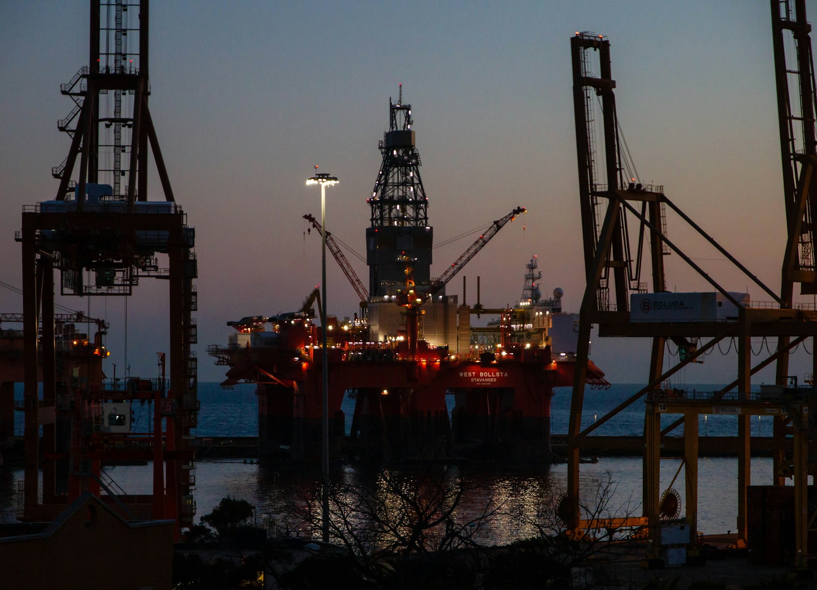 Saudi Aramco Reports Revenue Drop Due to Oil Price Decline