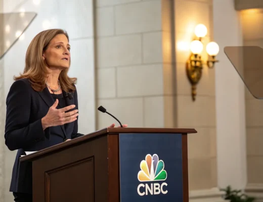 fed governor defends policy independence